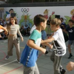 Alumnes ballant durant la castanyada