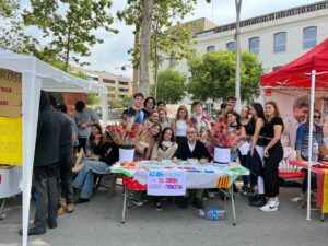 Alumnes de 4t d'ESO venent roses per recaptar fons per al viatge de fi d'etapa en la Diada de Sant Jordi 2023