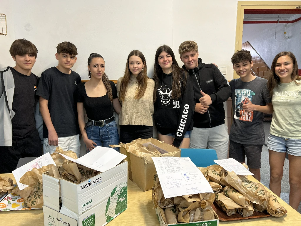 Alumnes voluntaris de l'esmorzar solidari