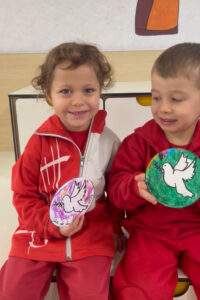 Alumnes i mestres celebrant el Dia de la Pau a l’escola