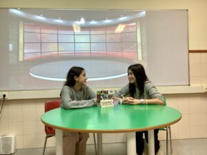 Alumnes de 2n d'ESO fent speaking amb entrevistes a artistes