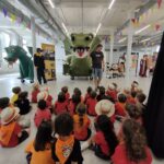 Alumnes visitant exposició festa major