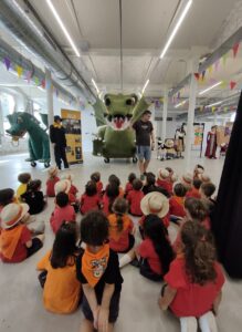 Alumnes visitant exposició festa major