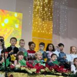 Alumnat d’Educació Infantil cantant nadales al concert de Nadal de l’escola