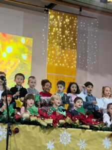 Alumnat d’Educació Infantil cantant nadales al concert de Nadal de l’escola