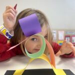 Comunitat educativa participant en la jornada de convivència escolar