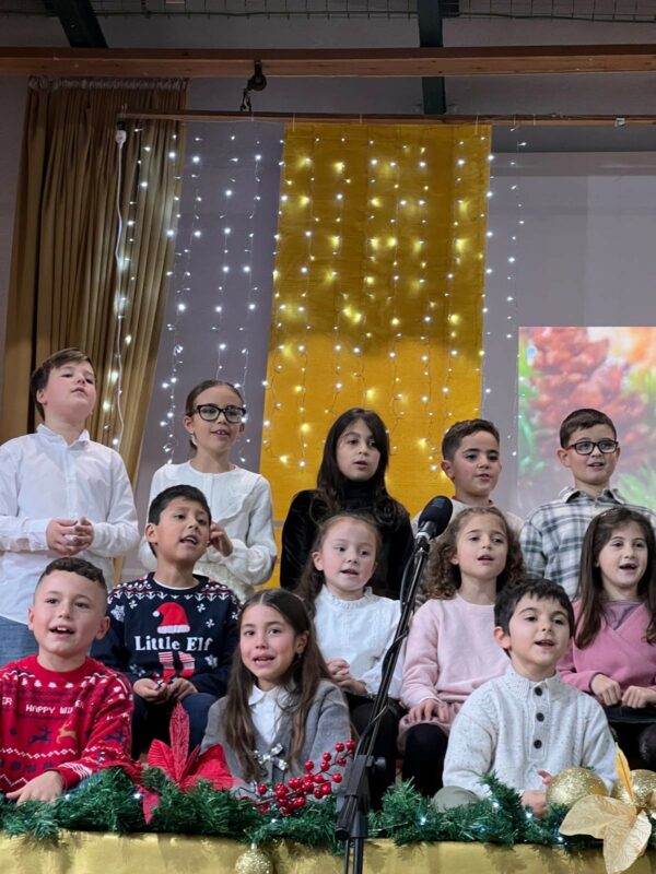 Alumnat de 1r, 2n i 3r de Primària participant al concert de nadales escolar