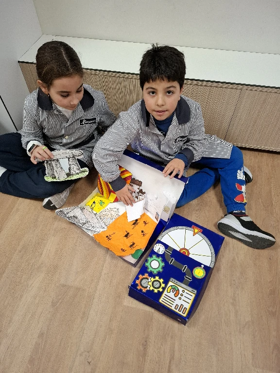 Alumnes de 4t amb la seva màquina del temps.