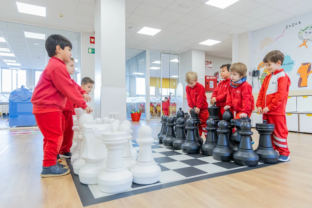 Alumnes jugant a escacs a l'àgora.