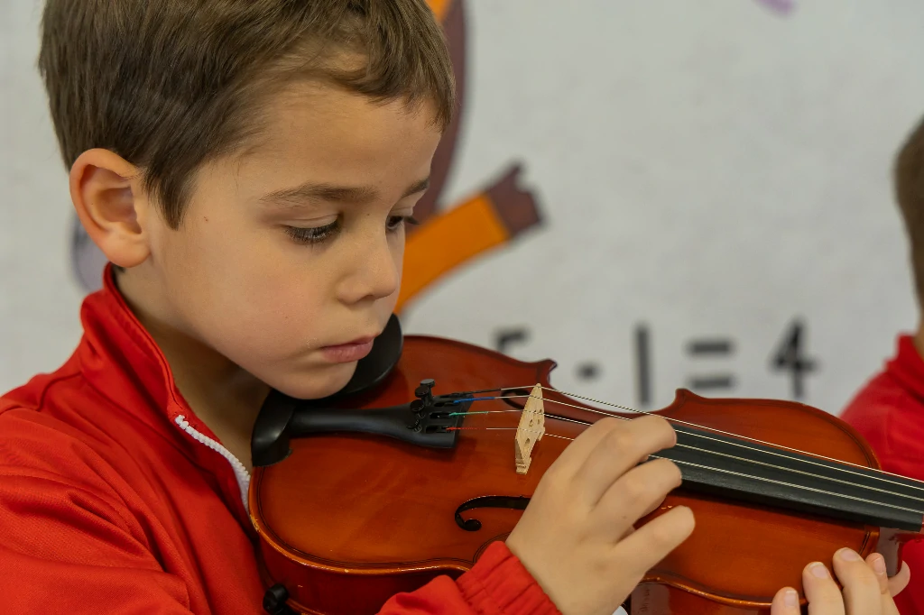 Aprenent música amb el violí.