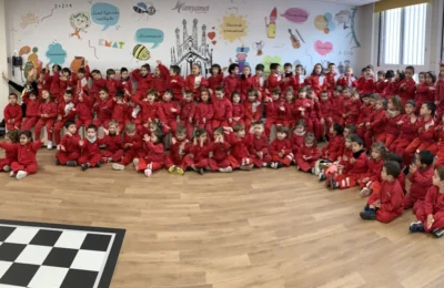 Trobada d'alumnes a l'àgora d'infantil