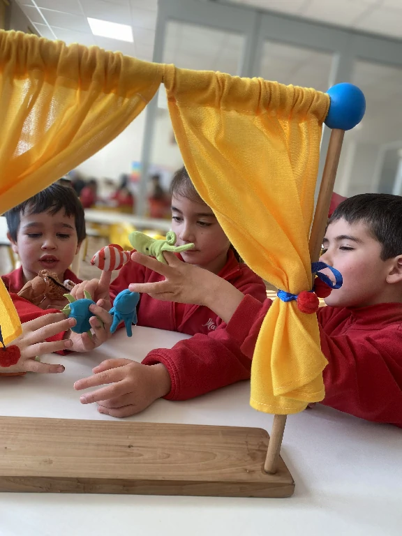 Infants d’I4 i I5 participant en racons d’aprenentatge a Educació Infantil