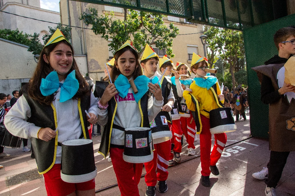 Batucada de 6è A ambientada en Pinotxo durant la rua escolar