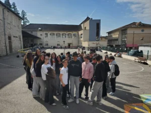Estudiants francesos i catalans compartint una activitat escolar en l’intercanvi de França.