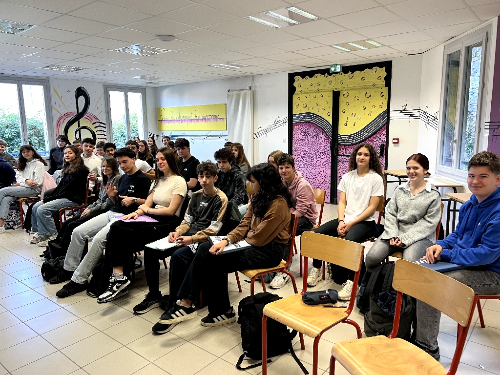Estudiants francesos i catalans compartint una activitat escolar en l’intercanvi de França.