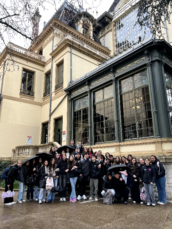 Estudiants francesos i catalans compartint una activitat escolar en l’intercanvi de França.