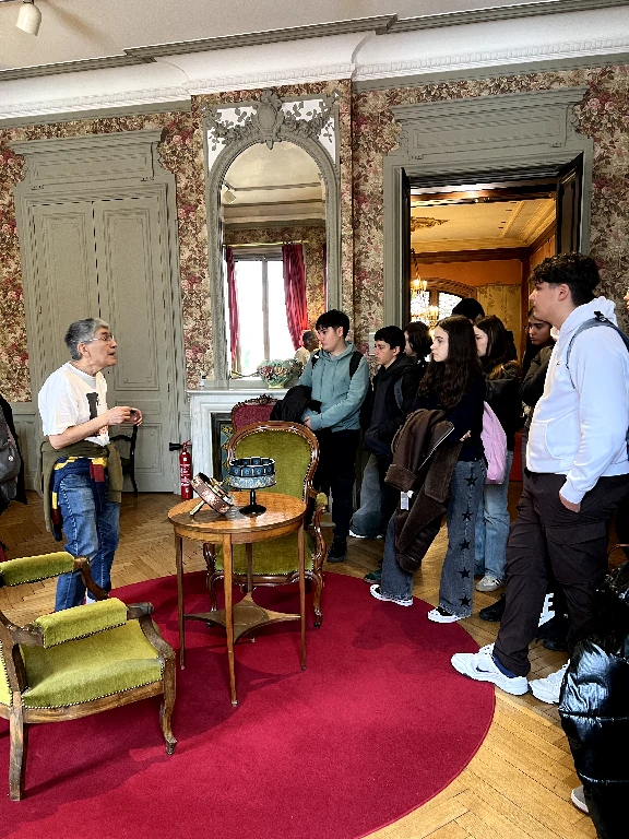 Estudiants francesos i catalans compartint una activitat escolar en l’intercanvi de França.