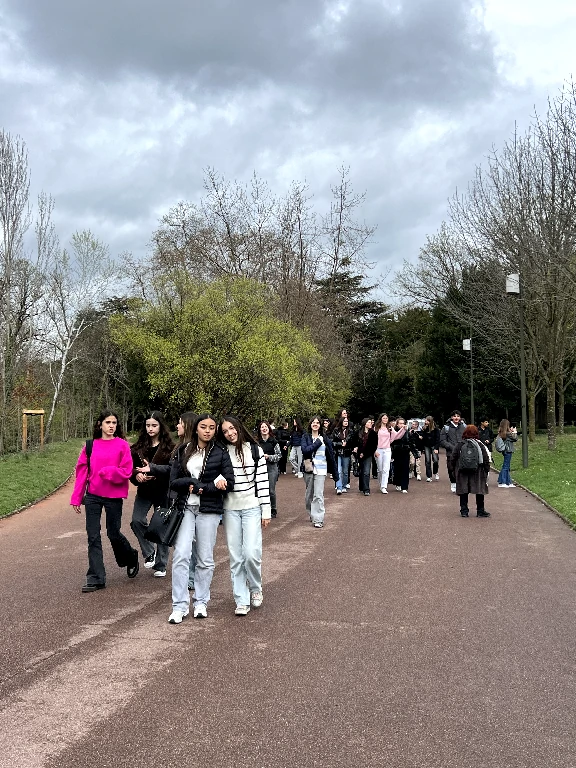 Estudiants francesos i catalans compartint una activitat escolar en l’intercanvi de França.
