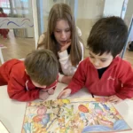 Alumnes de l'ESO i d'infantil durant una sessió d'apadrinament lector