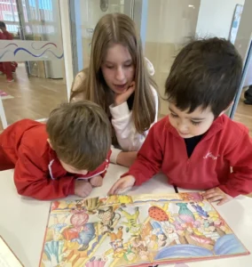 Alumnes de l'ESO i d'infantil durant una sessió d'apadrinament lector