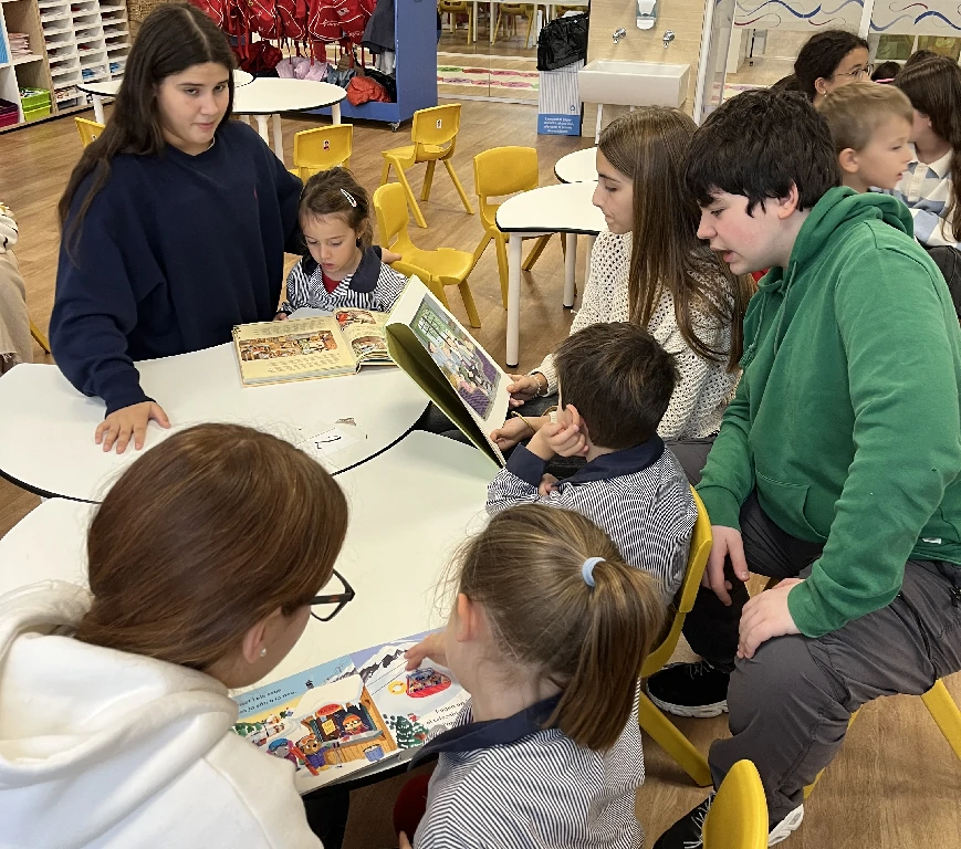 Alumnes de l'ESO i d'infantil durant una sessió d'apadrinament lector