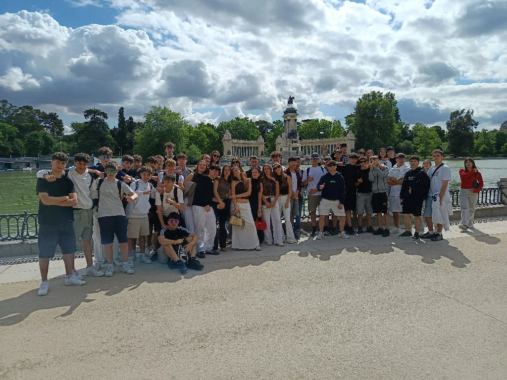 Alumnes de 4t d'ESO celebrant el seu final d'etapa a l'Escola Manyanet Molins