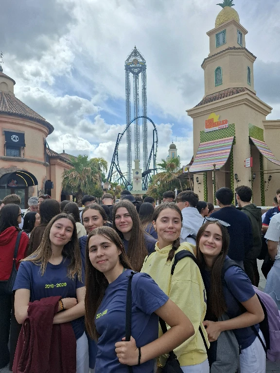 Alumnes de 4t d'ESO celebrant el seu final d'etapa a l'Escola Manyanet Molins