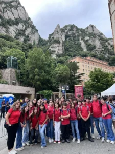 Alumnes de l'escola durant la visita del Papa de Roma a Montserrat