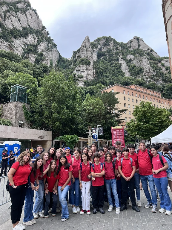 Alumnes de l'escola durant la visita del Papa de Roma a Montserrat