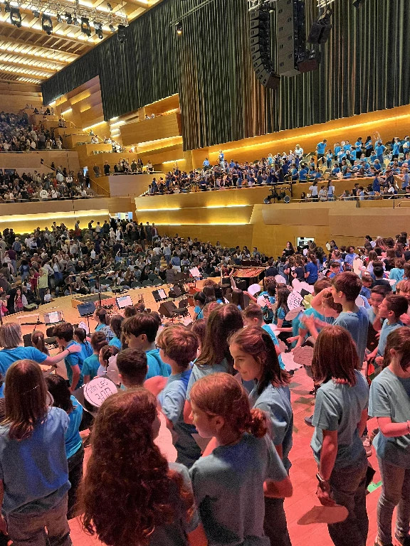 Alumnes de 5è participant a la Cantània 2026 de L’Auditori de Barcelona