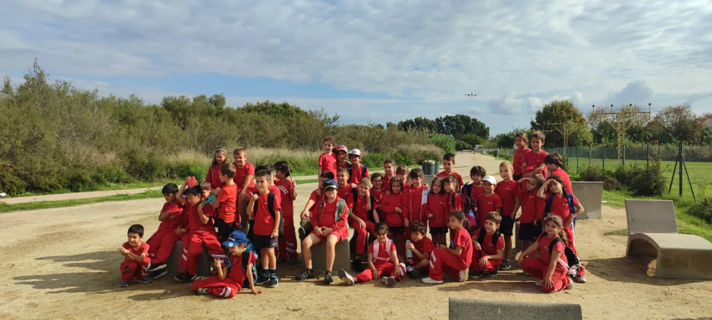 Alumnes de primària durant una excursió d'inici de curs escolar.