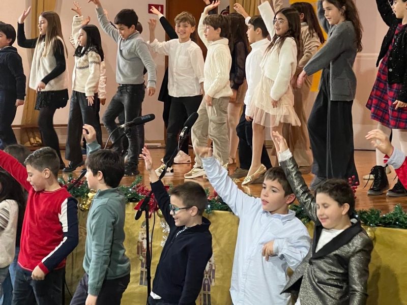 Alumnat de 4t, 5è i 6è de Primària actuant al concert de nadales de l’escola