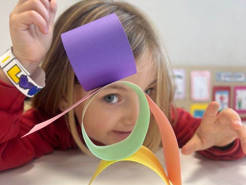 Comunitat educativa participant en la jornada de convivència escolar