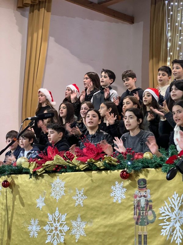 Alumnat de diferents cursos participant al concert de nadales escolar