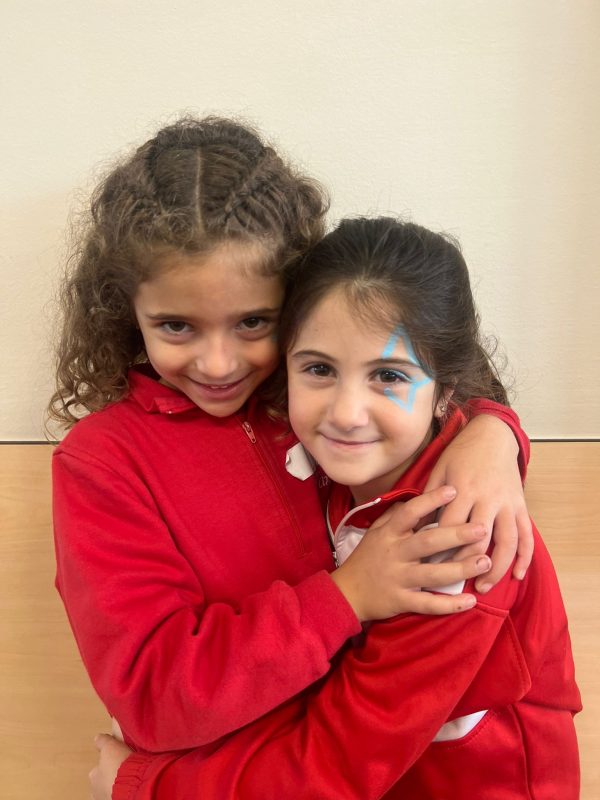 Infants participant en un taller de manualitats durant la jornada de convivència escolar